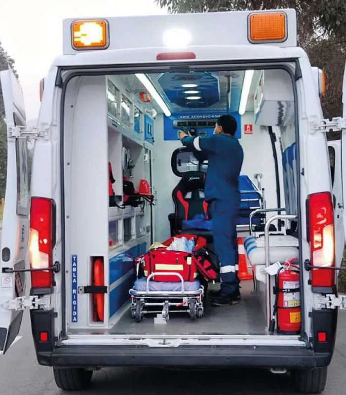 Ambulancia equipada con camilla y botiquines, lista para operar