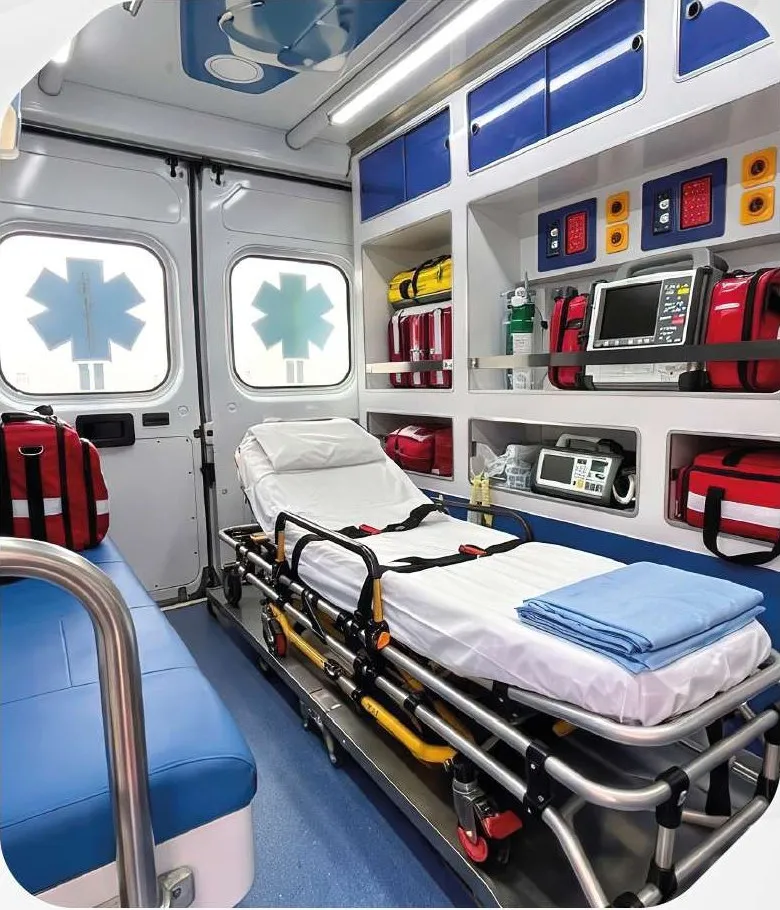 Interior de ambulancia con camilla, monitor y equipamiento biomédico