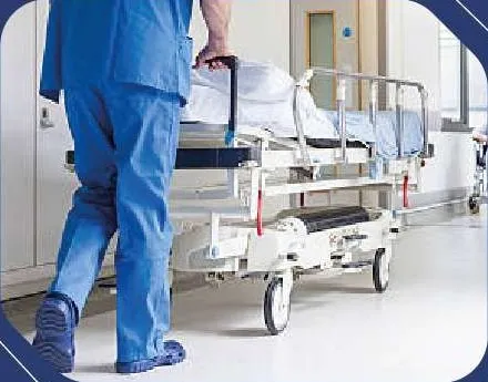 Camilla de traslado asistido en pasillo hospitalario