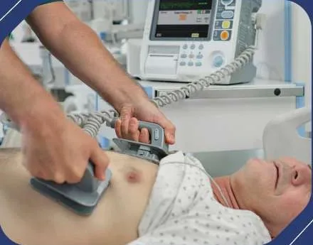 Desfibrilador bifásico en uso sobre un paciente
