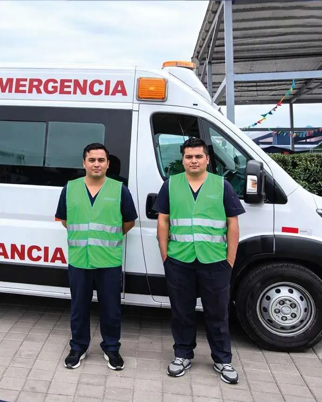 Personal de Hälsa Medical junto a una ambulancia de emergencia